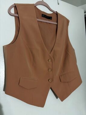 Tailored Three-Button Vest in Camel